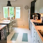Uniikki Ja Idyllinen Puutalo Kauniilla Kanavamaisemilla *
