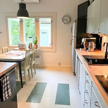 Uniikki Ja Idyllinen Puutalo Kauniilla Kanavamaisemilla *