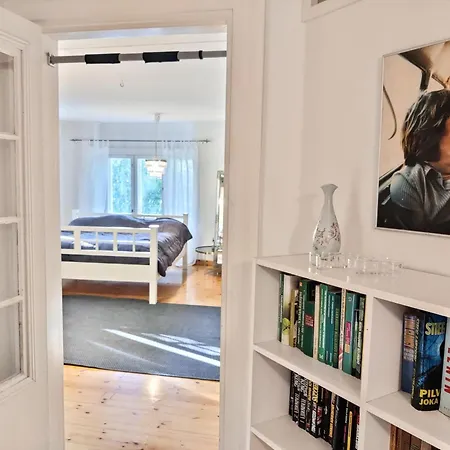 Uniikki Ja Idyllinen Puutalo Kauniilla Kanavamaisemilla Villa