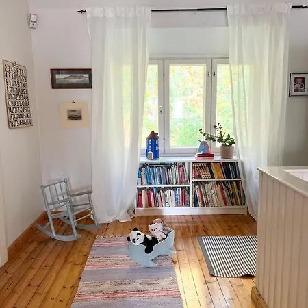 Uniikki Ja Idyllinen Puutalo Kauniilla Kanavamaisemilla *