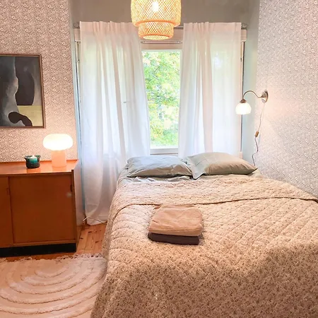 Uniikki Ja Idyllinen Puutalo Kauniilla Kanavamaisemilla