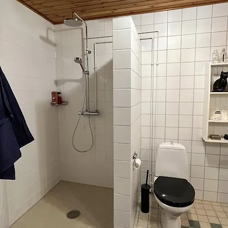 Uniikki Ja Idyllinen Puutalo Kauniilla Kanavamaisemilla לאפינרנטה